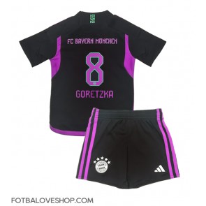 Bayern Munich Leon Goretzka #8 Dětské Venkovní Dres 2023-24 Krátký Rukáv (+ trenýrky)