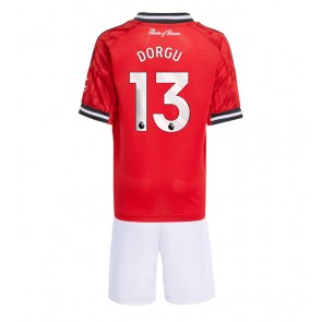 Manchester United Patrick Dorgu #13 Dětské Domácí Dres 2025-26 Krátký Rukáv (+ trenýrky)